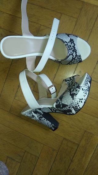 Botines blancos con tacón dorado