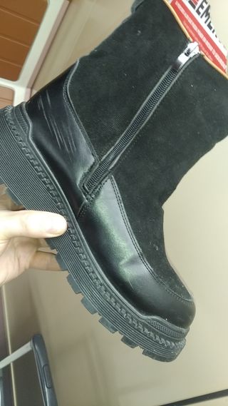 Botines blancos con tacón dorado