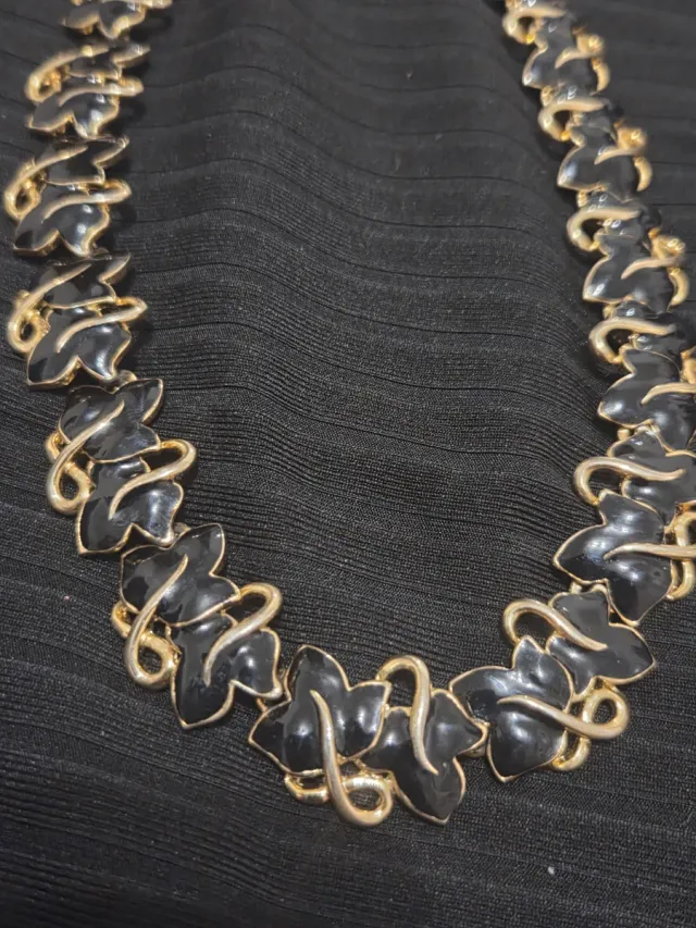 Collar dorado y negro estilo vintage