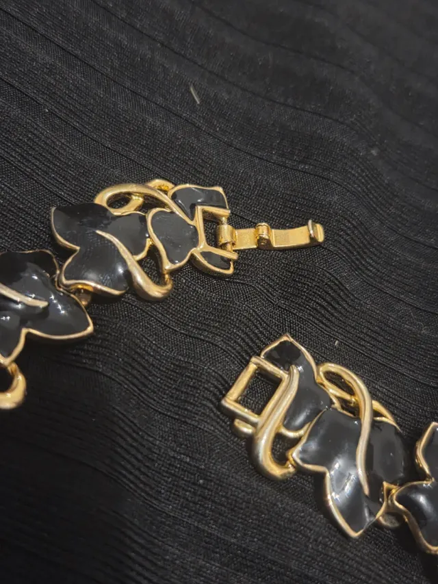 Collar dorado y negro estilo vintage