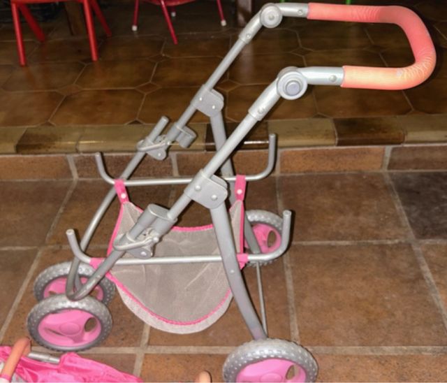 Carro gemelar de juguete casi sin uso