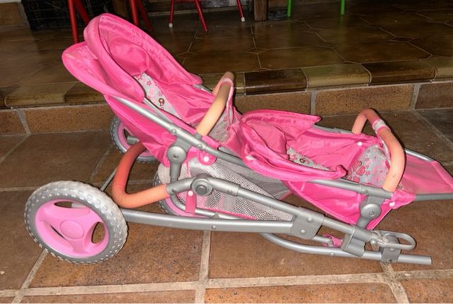 Carro gemelar de juguete casi sin uso