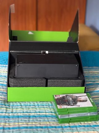 Xbox Series X 1TB + Mando + Auriculares + 5 Juegos