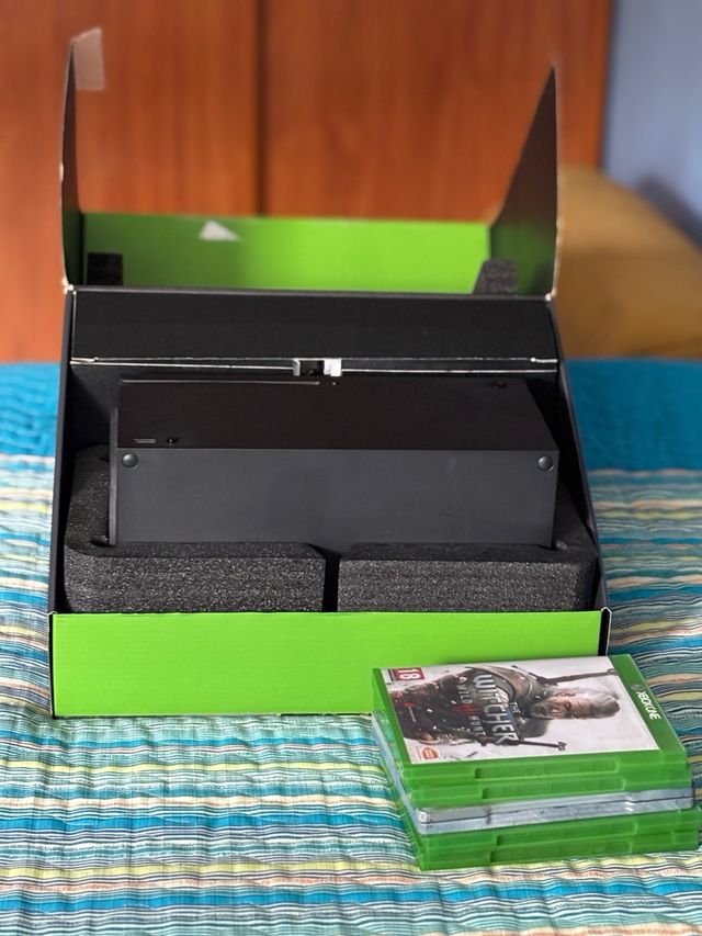 Xbox Series X 1TB + Mando + Auriculares + 5 Juegos