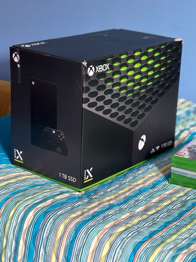 Xbox Series X 1TB + Mando + Auriculares + 5 Juegos