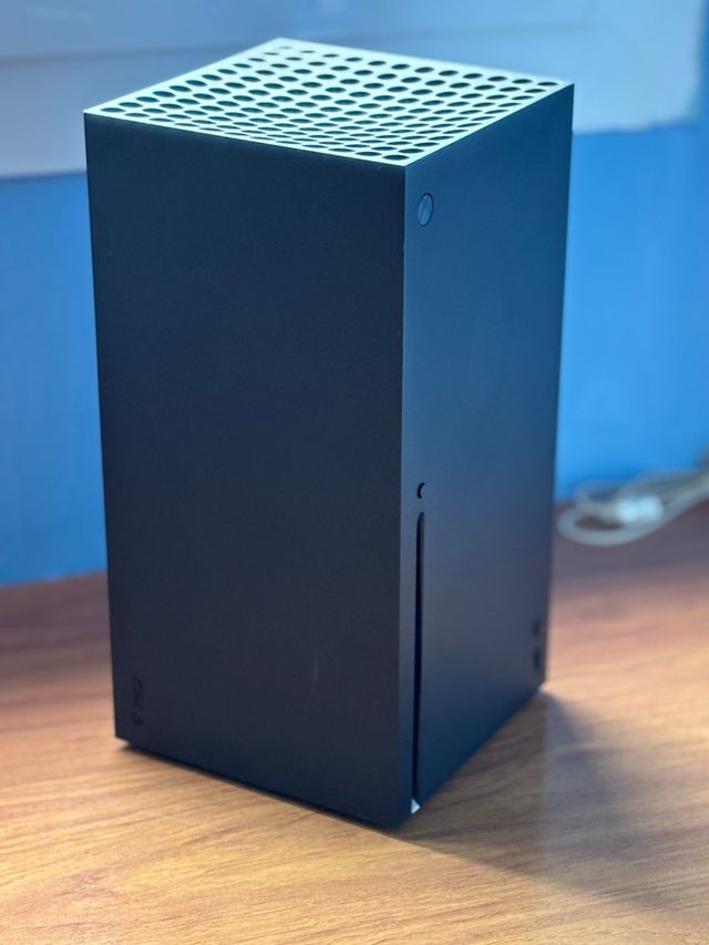 Xbox Series X 1TB + Mando + Auriculares + 5 Juegos