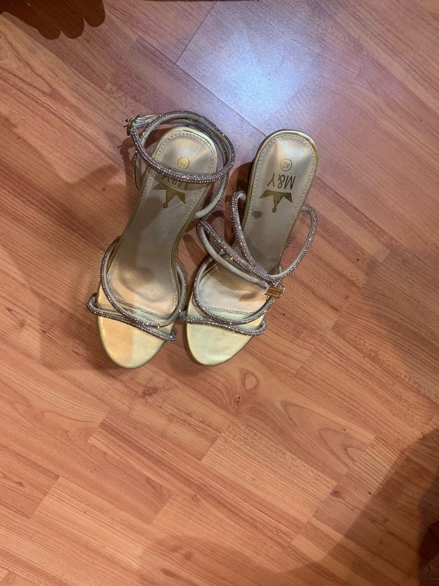 Sandalias doradas M&Y talla 40 con pedrería