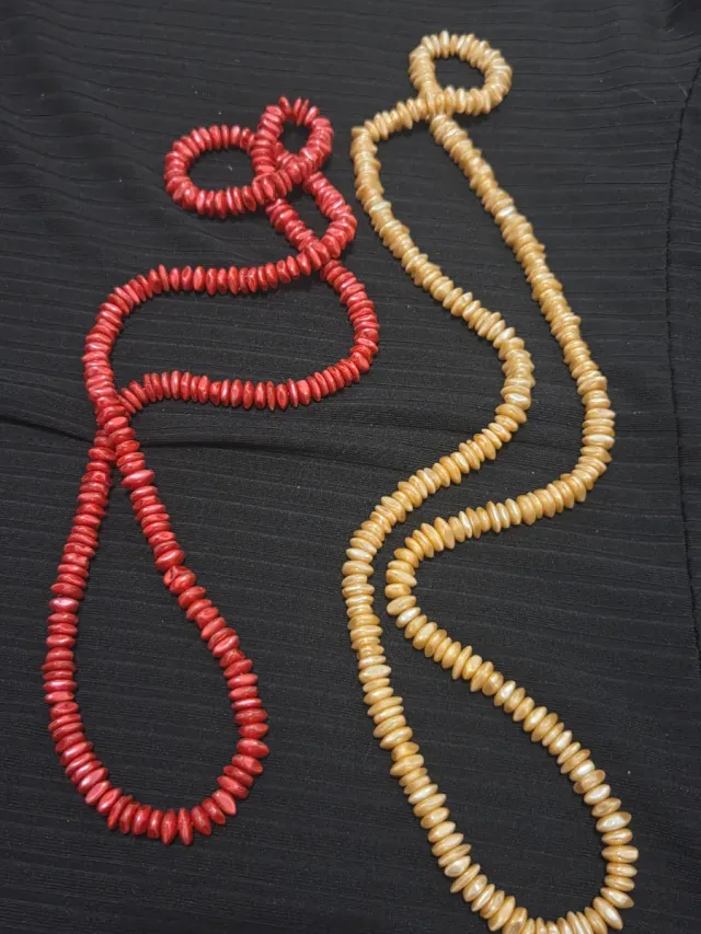 Collares largos de cuentas doradas y rojas