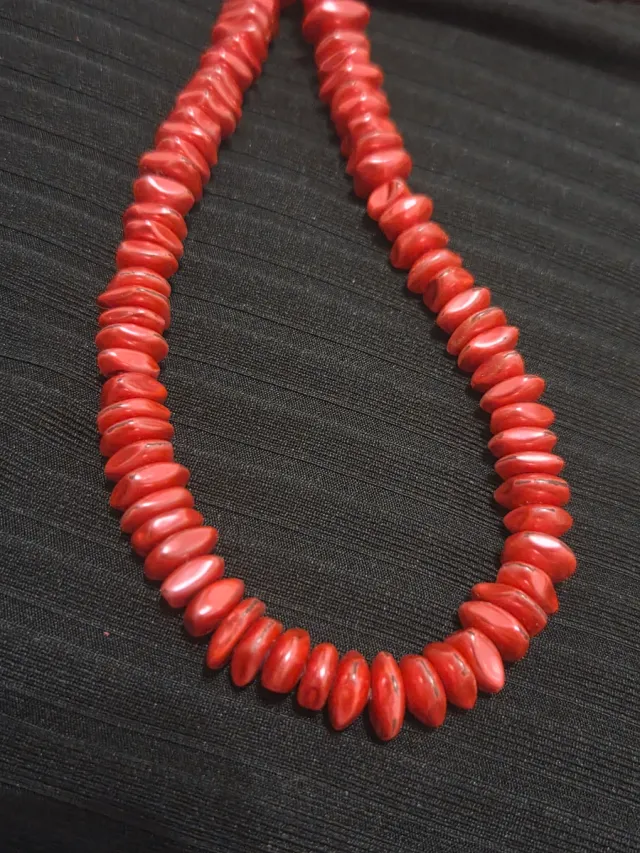 Collares largos de cuentas doradas y rojas