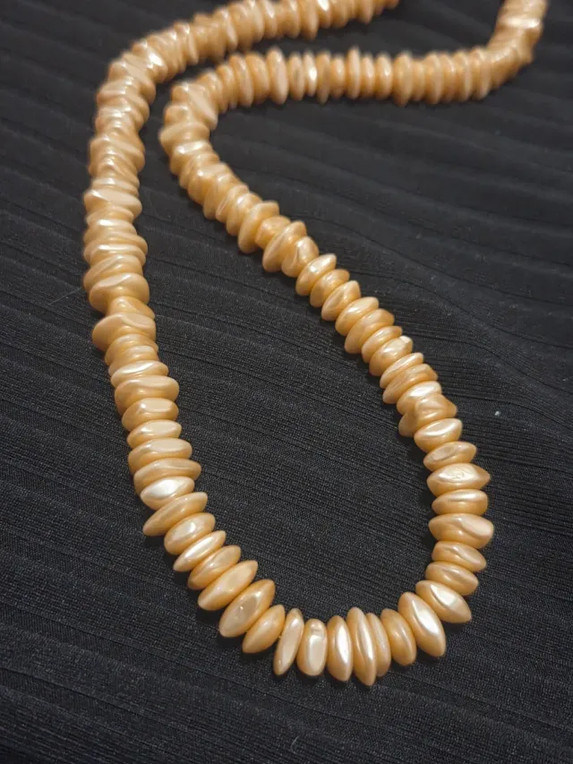 Collares largos de cuentas doradas y rojas