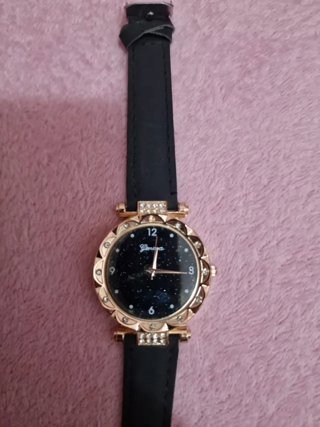 Reloj de pulsera dorado con centro de brillantina