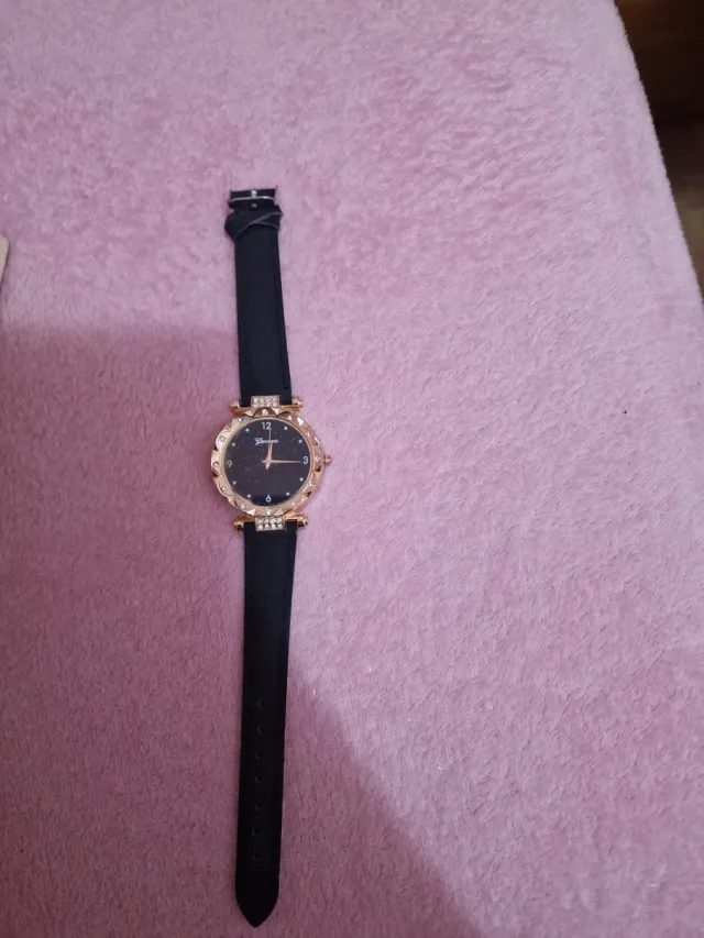 Reloj de pulsera dorado con centro de brillantina