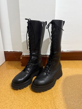 Botas altas negras con cordones