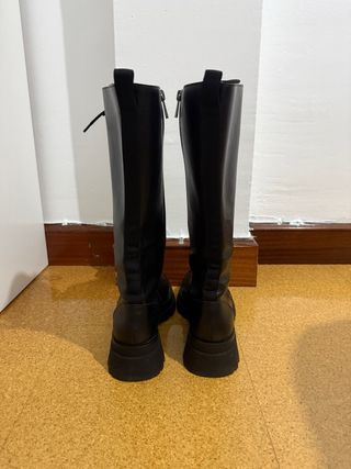 Botas altas negras con cordones