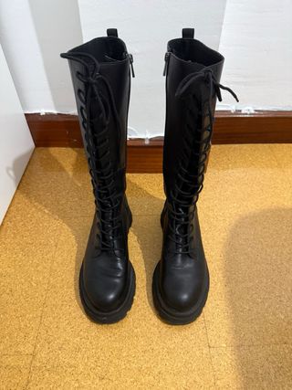Botas altas negras con cordones