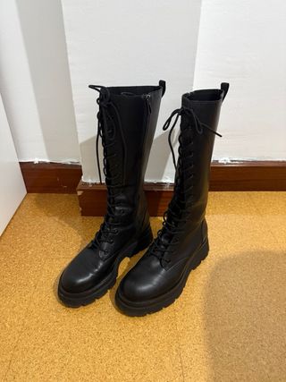 Botas altas negras con cordones