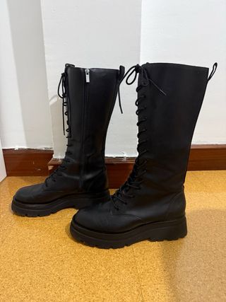 Botas altas negras con cordones