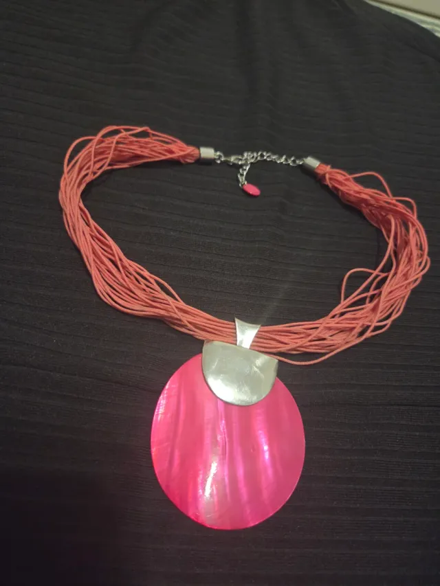 Collar rosa con colgante de nácar