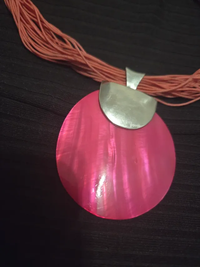 Collar rosa con colgante de nácar