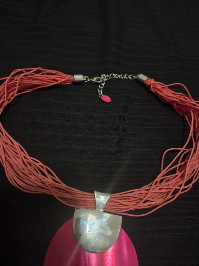 Collar rosa con colgante de nácar