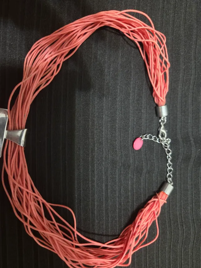 Collar rosa con colgante de nácar