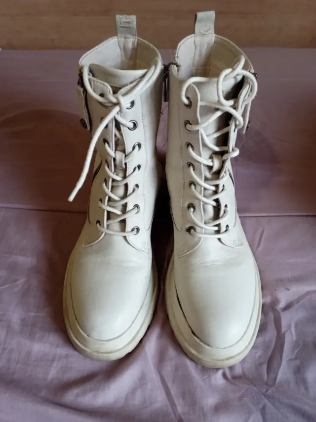 Botas blancas con cordones, cremallera , marca est