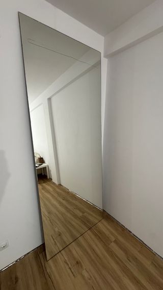 Specchio a figura intera. Grande e senza bordi.