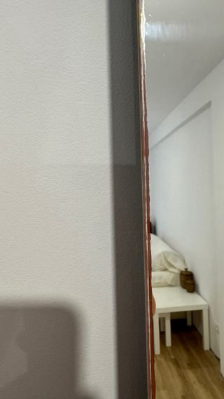 Specchio a figura intera. Grande e senza bordi.