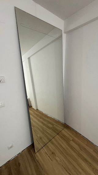 Specchio a figura intera. Grande e senza bordi.