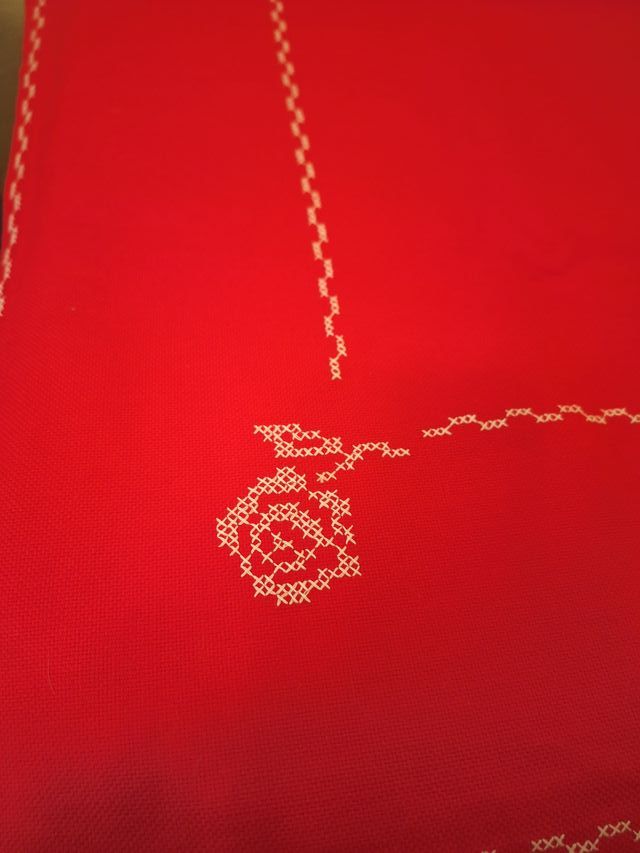 Mantel rojo Navidad bordado punto de cruz