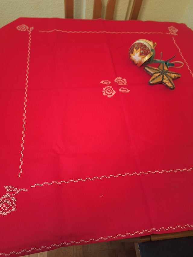 Mantel rojo Navidad bordado punto de cruz