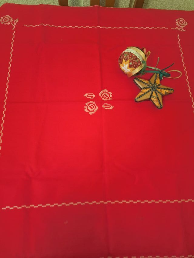Mantel rojo Navidad bordado punto de cruz