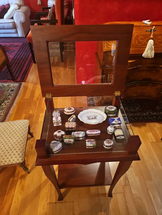 Mesa expositora de madera y cristal