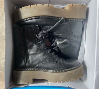 Botas militares de piel negras