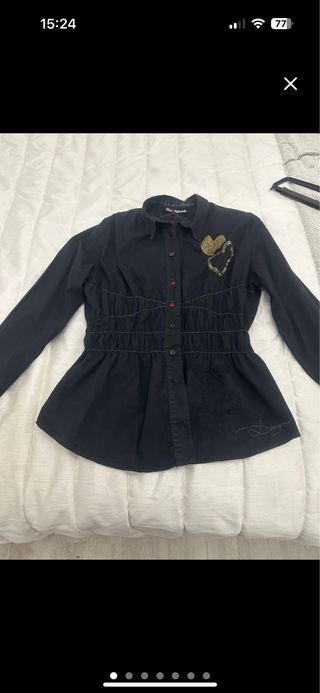 Blusa Desigual Talla L Negra con Corazón Dorado