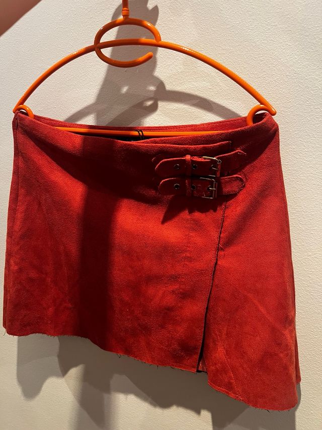 Falda roja con hebillas Talla L