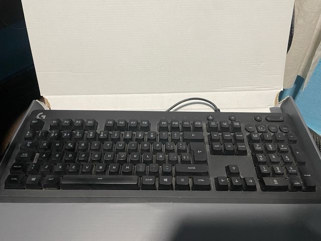 Teclado Gamer Logitech G213 RGB