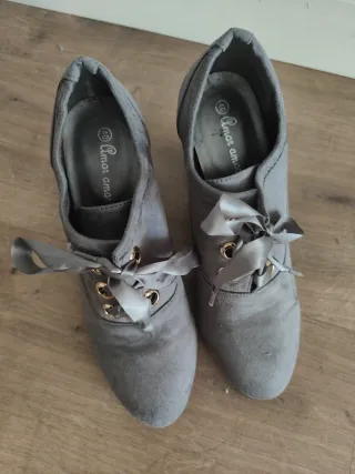 Zapatos de tacón grises con cordones
