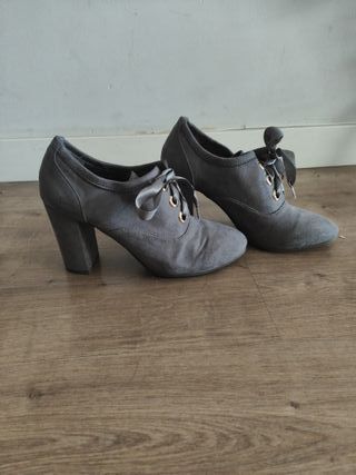 Zapatos de tacón grises con cordones