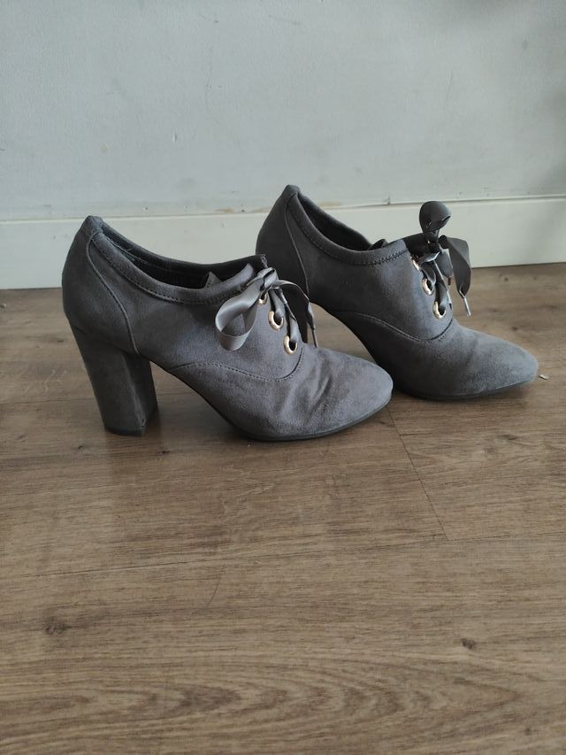 Zapatos de tacón grises con cordones