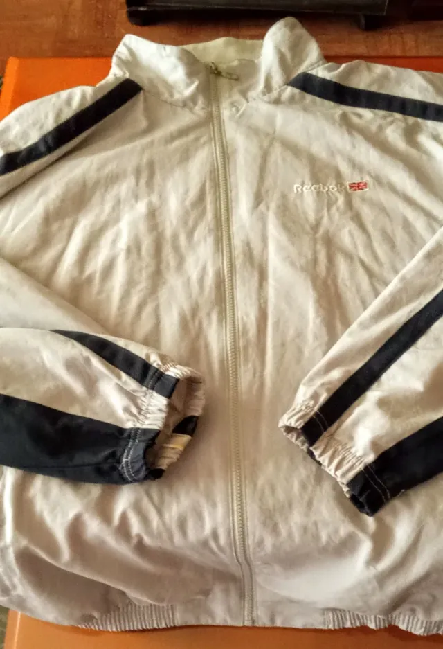 48h Lunes 
Chaqueta Reebok forro Talla XL