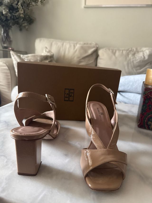 Sandalias charol Gloria Ortiz beige