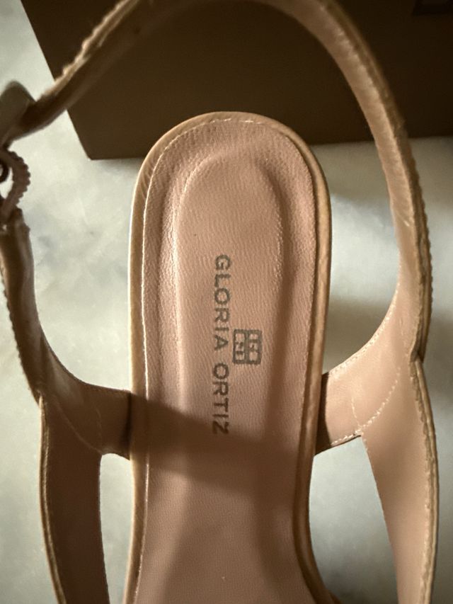 Sandalias charol Gloria Ortiz beige