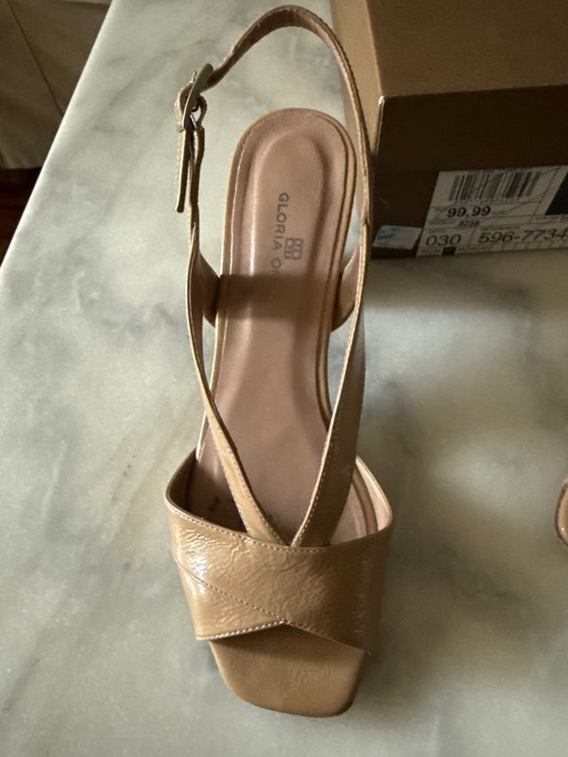 Sandalias charol Gloria Ortiz beige