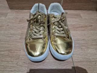 Zapatillas doradas brillantes