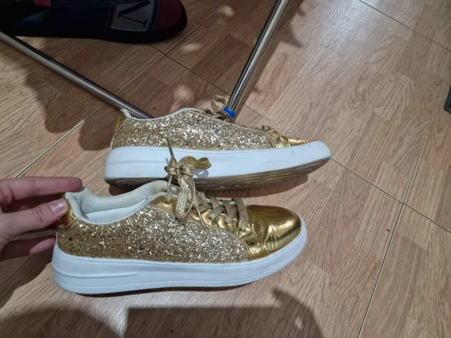 Zapatillas doradas brillantes