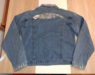 Chaqueta vaquera fina desgastada