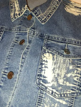 Chaqueta vaquera fina desgastada