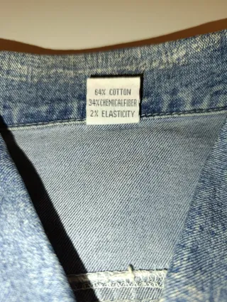 Chaqueta vaquera fina desgastada