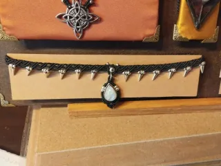 Collar choker piedra luna macramé